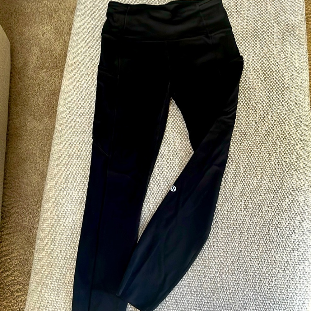 Lululemon tights with pocket and raw edge. Size 6. Very good condition.